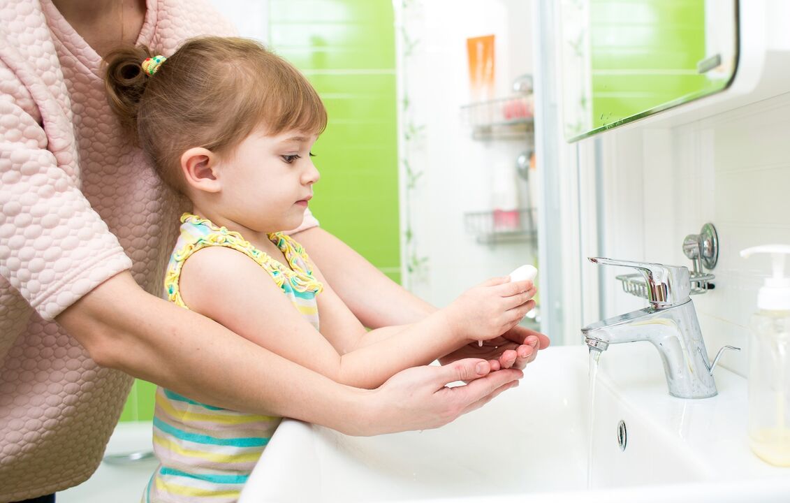 Händewaschen mit Seife, um eine Infektion mit Parasiten zu verhindern